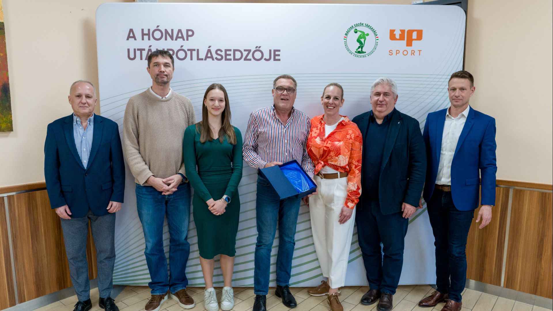 Riba Ferenc v&iacute;v&oacute;tr&eacute;ner A h&oacute;nap ut&aacute;np&oacute;tl&aacute;sedzője febru&aacute;ri d&iacute;jazottja