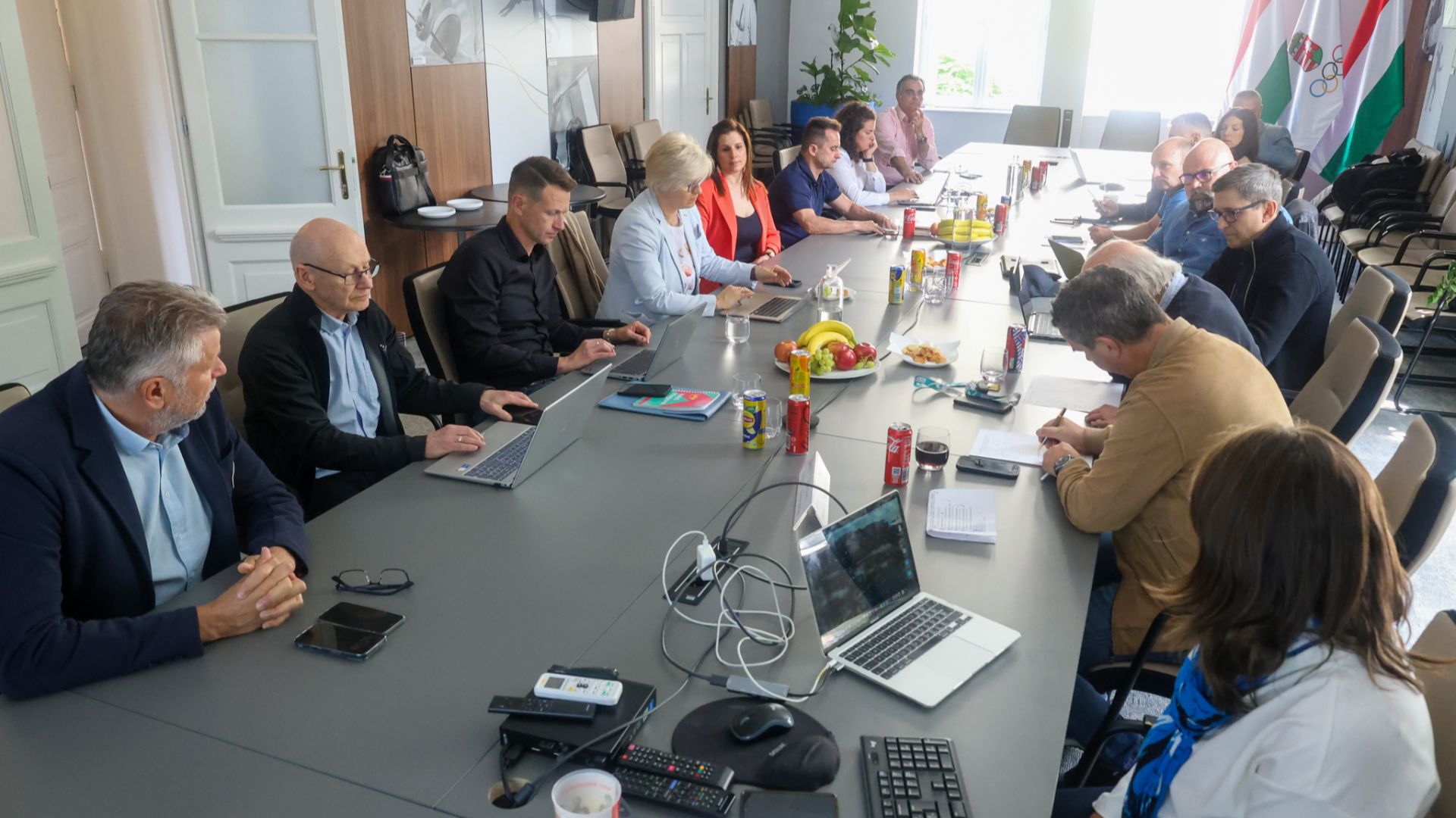 Az edzők&eacute;pz&eacute;s &eacute;s az edzői &eacute;rdekv&eacute;delem fontoss&aacute;g&aacute;r&oacute;l is sz&oacute; esett a MOB Sportszakmai &eacute;s Sporttudom&aacute;nyi Bizotts&aacute;g&aacute;nak &aacute;prilisi &uuml;l&eacute;s&eacute;n